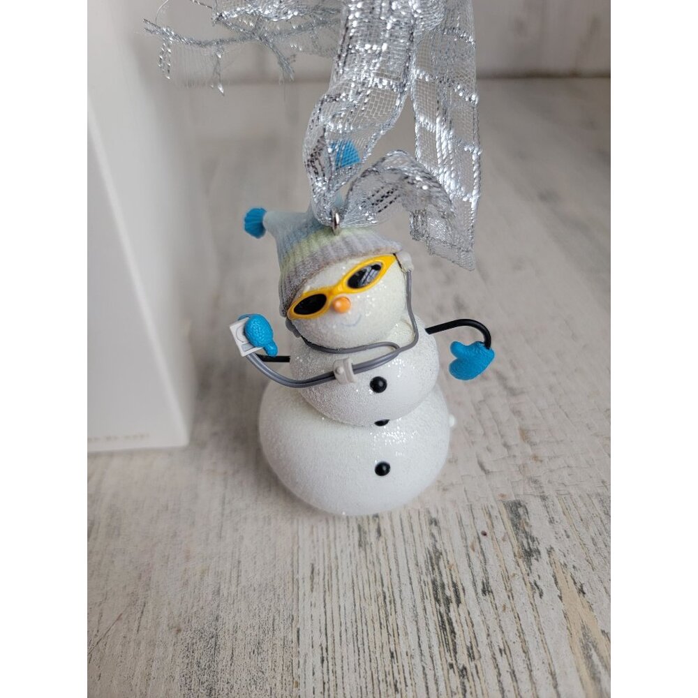 Hallmark Playing it cool magic ornament Xmas‎ glitter
